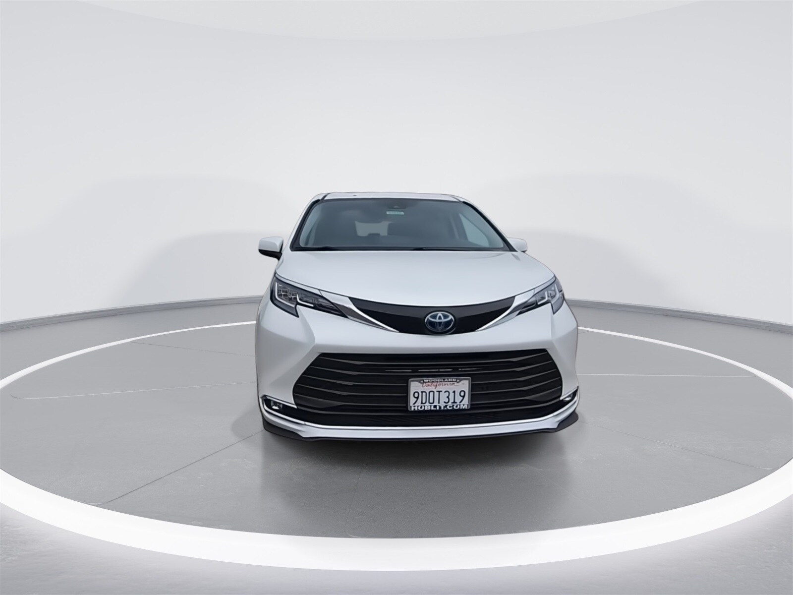 2022 Toyota Sienna XLE photo 3