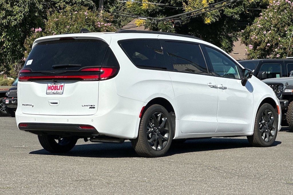 New 2026 Chrysler Pacifica LIMITED AWD Passenger Van