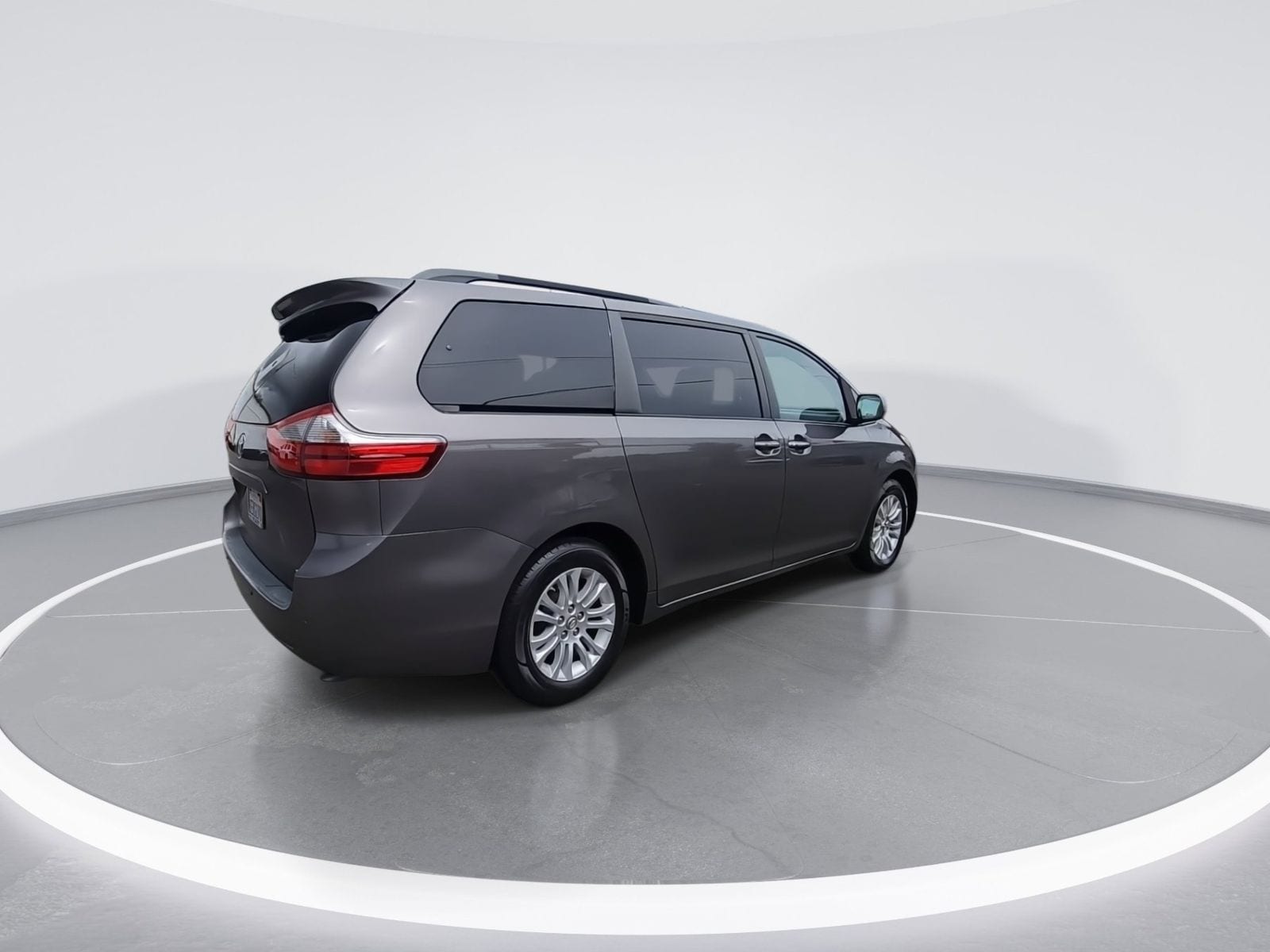 2015 Toyota Sienna XLE 8 Passenger photo 3