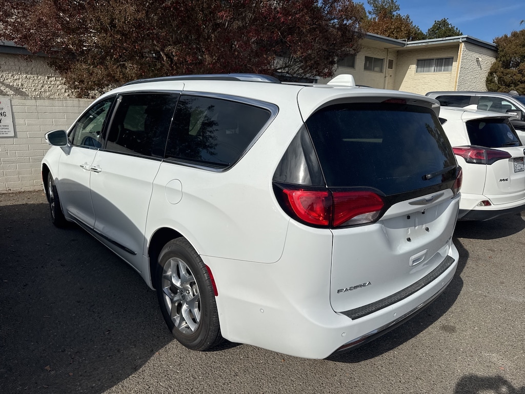 Certified 2018 Chrysler Pacifica Limited Minivan/Van