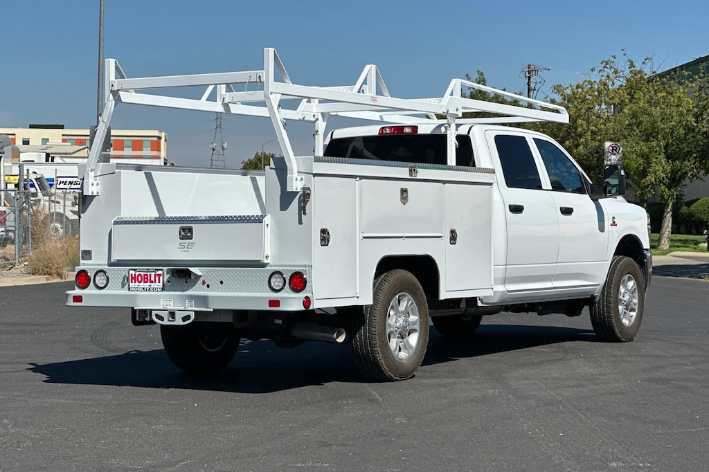New 2025 Ram 3500 Chassis Cab 3500 TRADESMAN CREW CAB CHASSIS 4X4 60' CA Pickup
