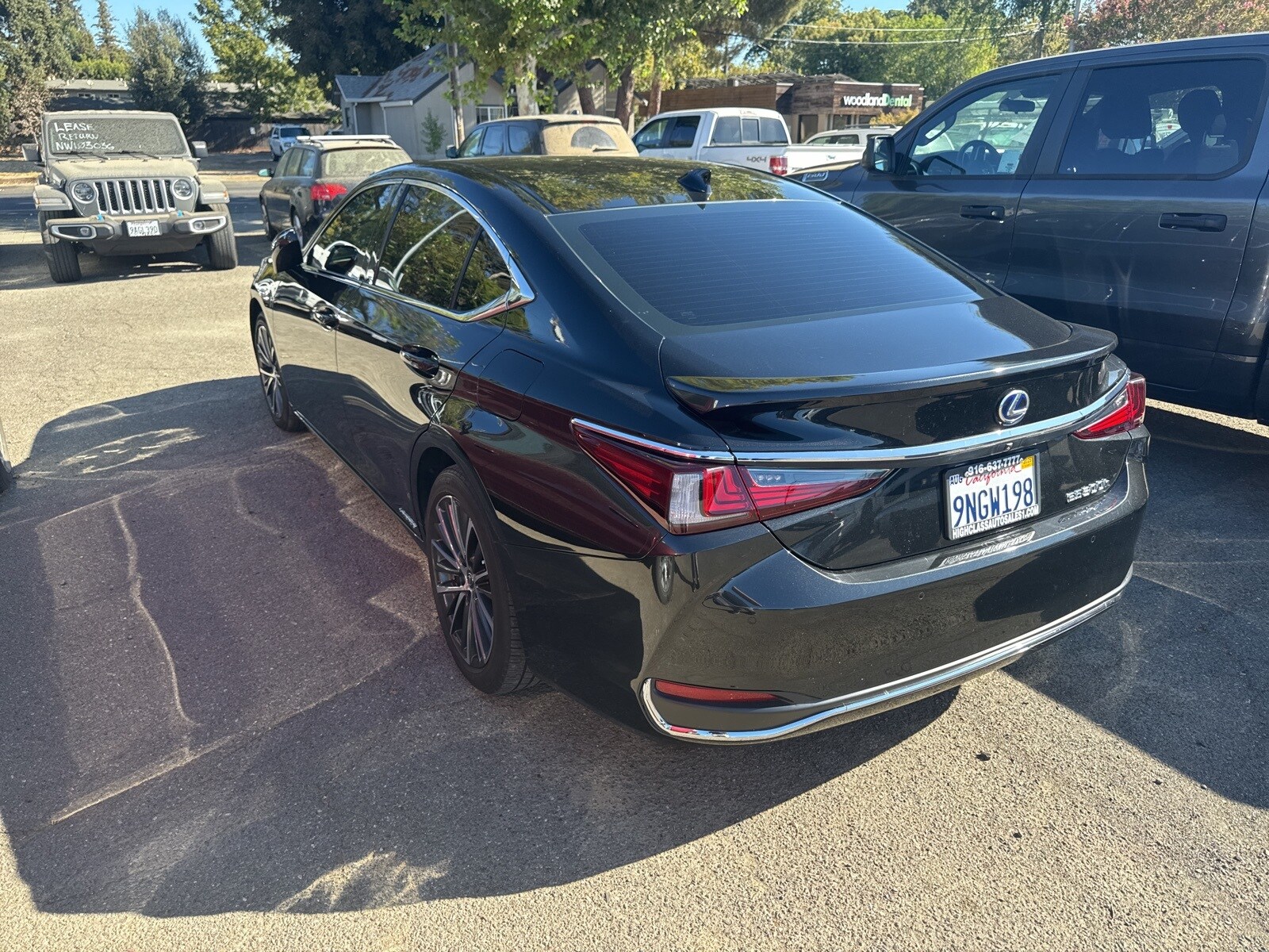 2022 Lexus ES 300h photo 2