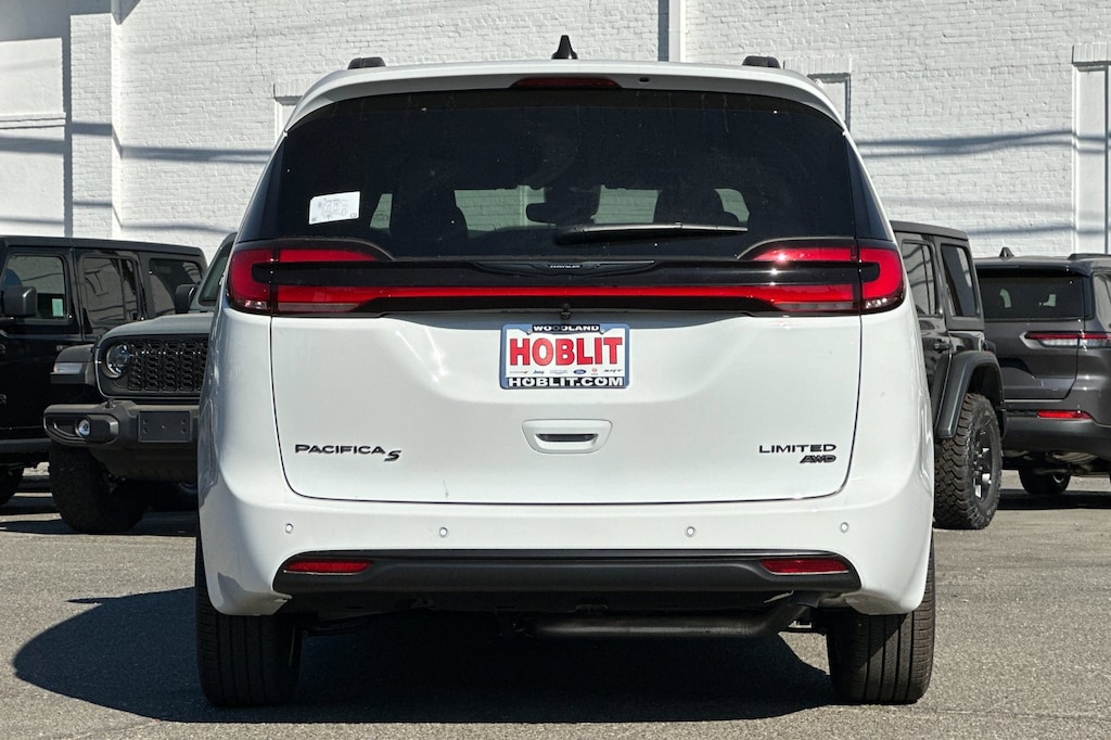 New 2026 Chrysler Pacifica LIMITED AWD Passenger Van