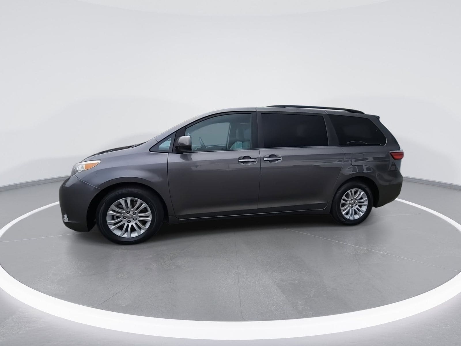 2015 Toyota Sienna XLE 8 Passenger photo 4