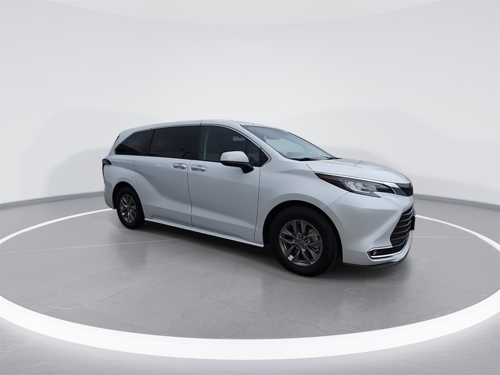 2022 Toyota Sienna XLE photo 2