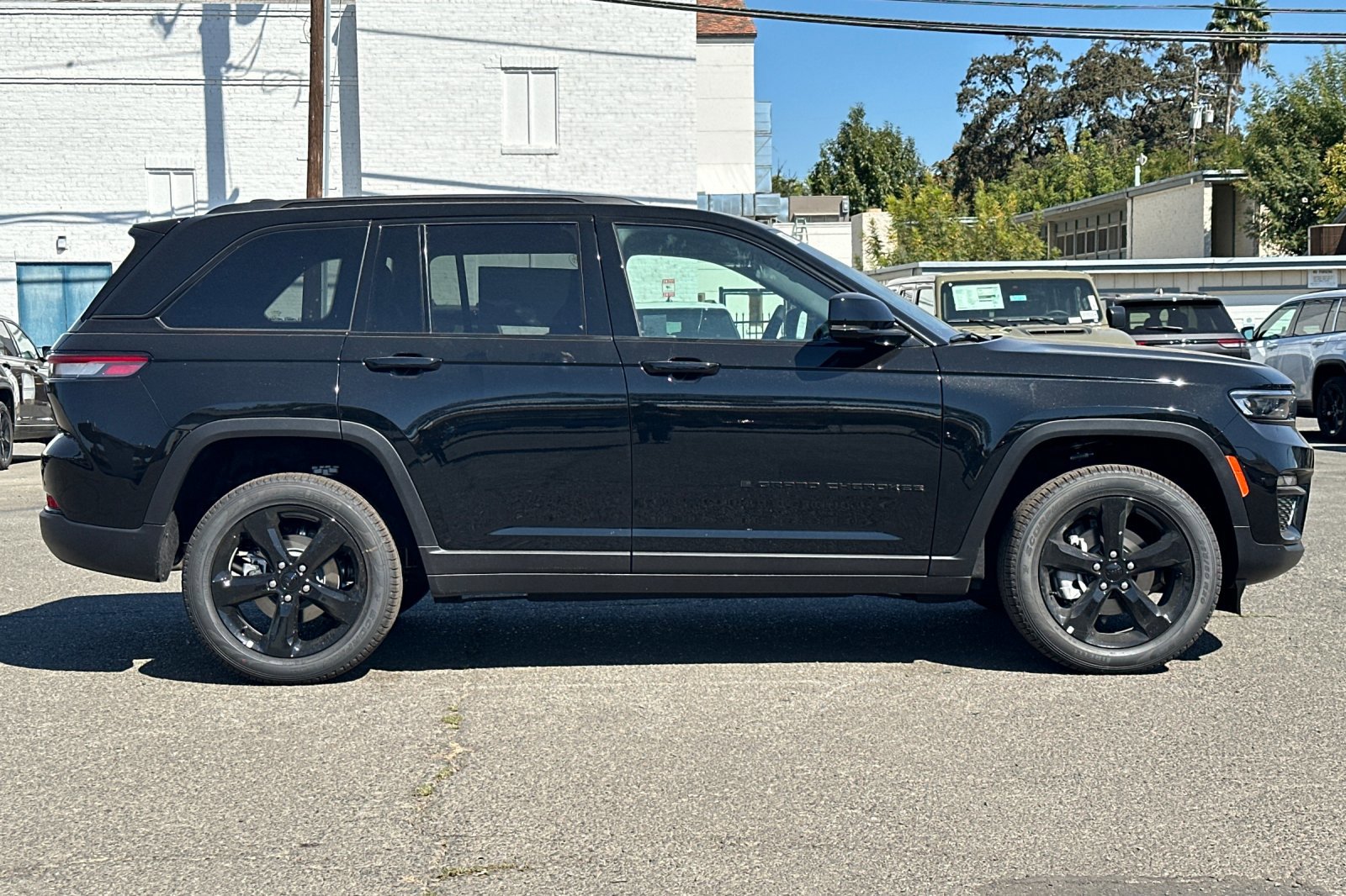 2025 Jeep Grand Cherokee Limited photo 2