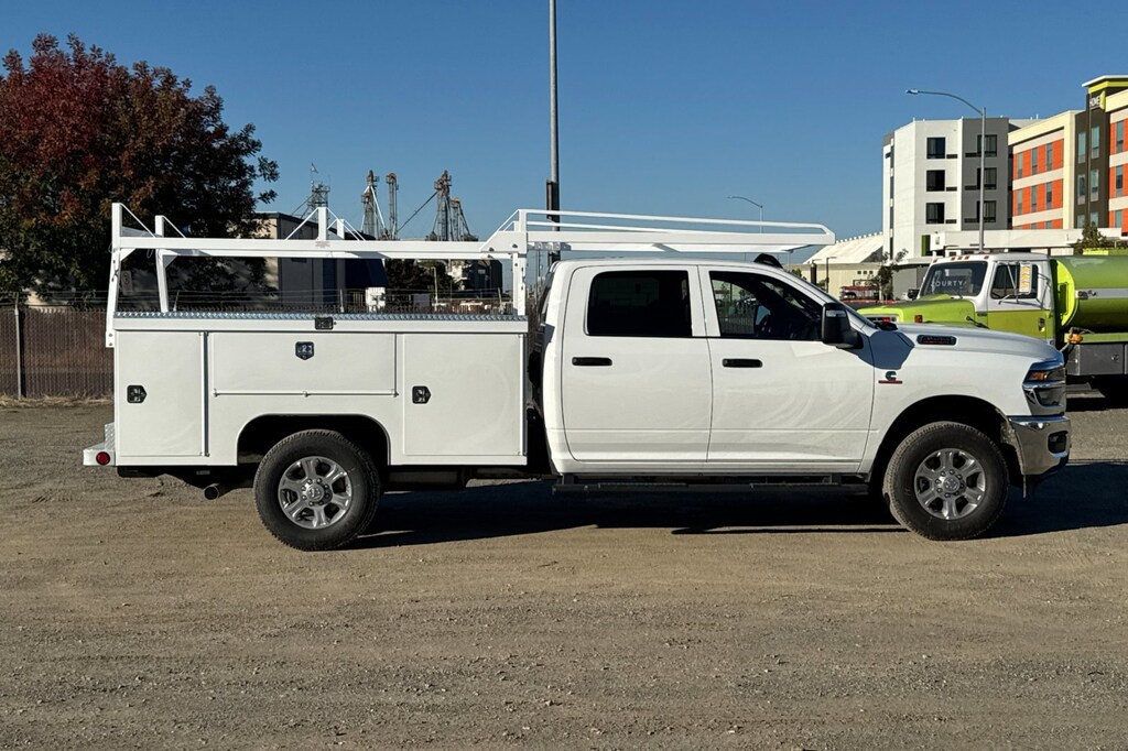 New 2026 Ram 3500 Chassis Cab 3500 TRADESMAN CREW CAB CHASSIS 4X4 60' CA Pickup