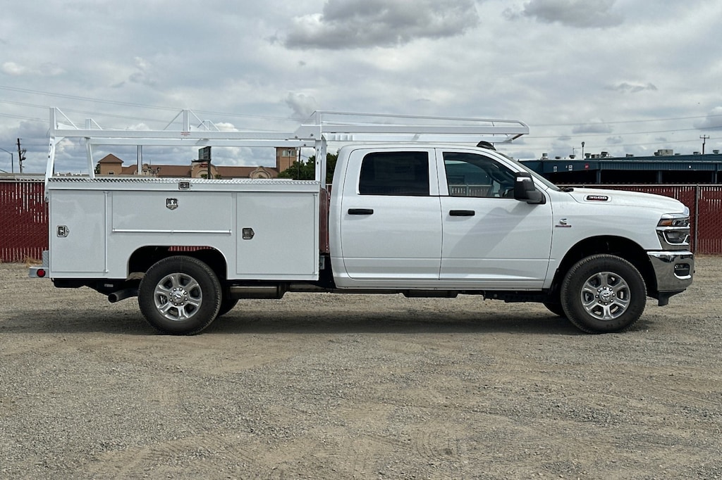 New 2025 Ram 3500 Chassis Cab 3500 TRADESMAN CREW CAB CHASSIS 4X4 60' CA Pickup
