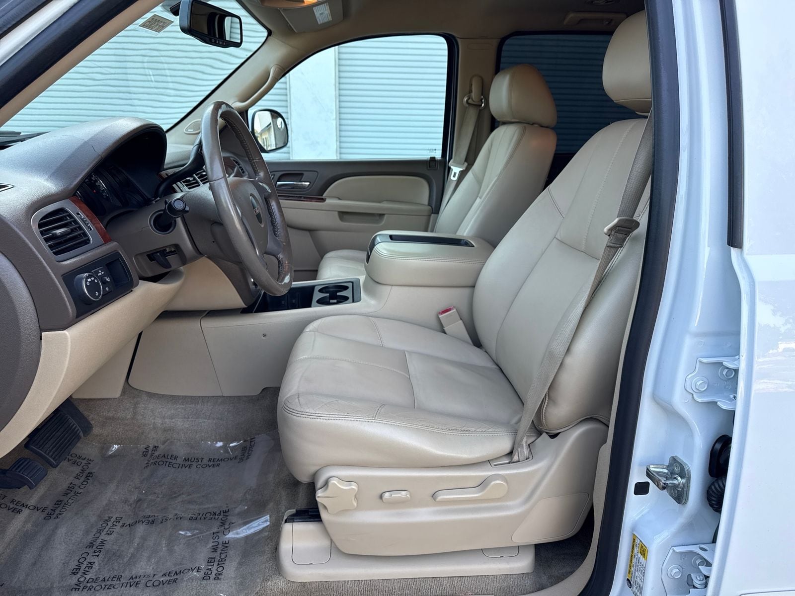 2014 GMC Yukon XL SLT 1500 w/ Leather & 3rd Row Seating photo 3