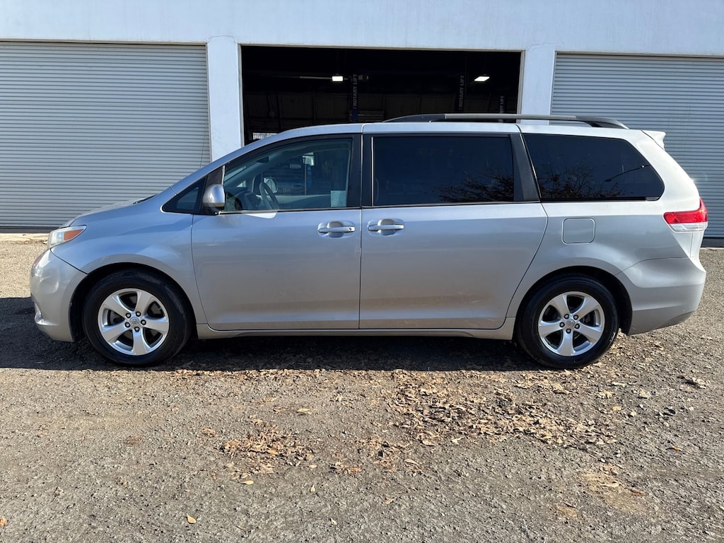 Used 2014 Toyota Sienna LE 8-Passenger w/ Leather Minivan/Van