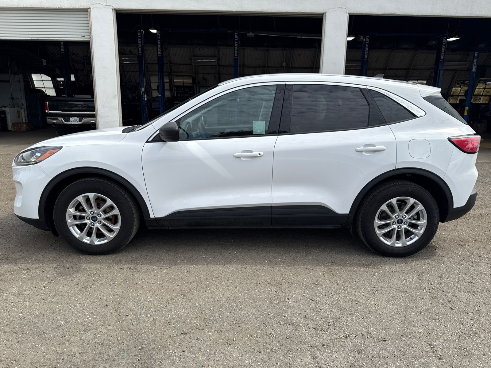 2022 Ford Escape SE photo 2