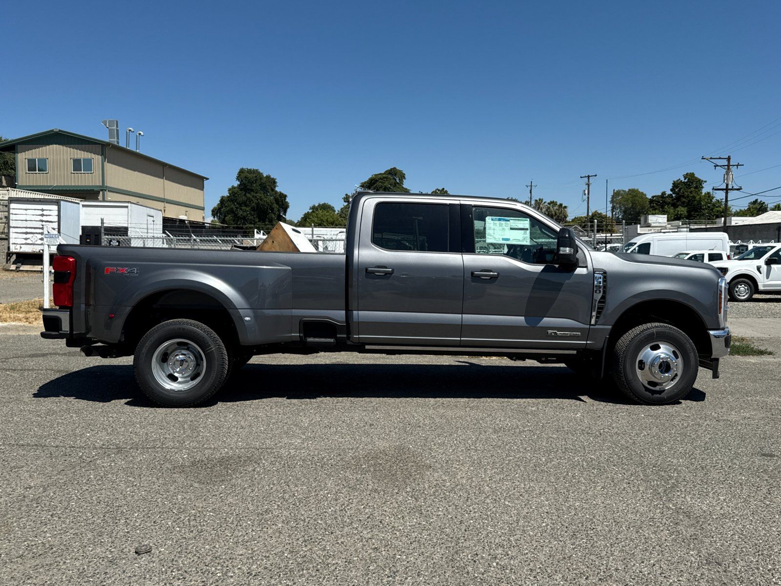 2025 Ford F-350 Lariat photo 2