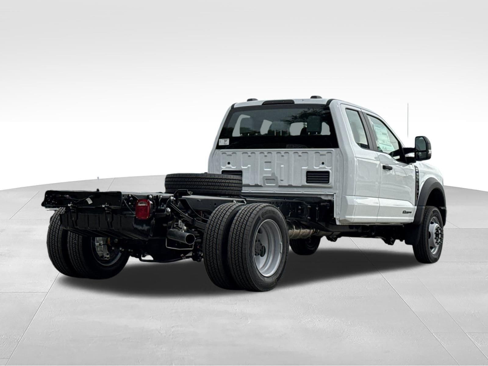 2026 Ford F-550 Super Duty Chassis Cab XLT - Photo 3