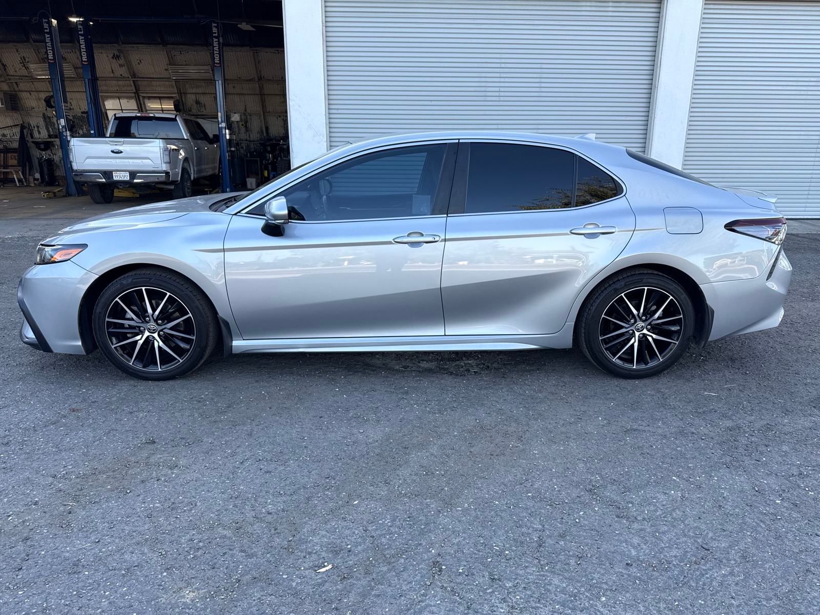2022 Toyota Camry SE photo 2