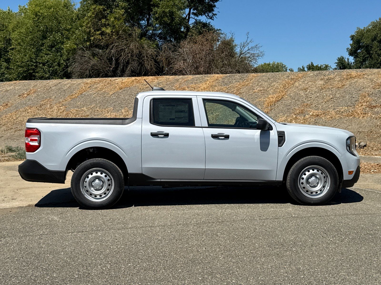 2025 Ford Maverick XL photo 2