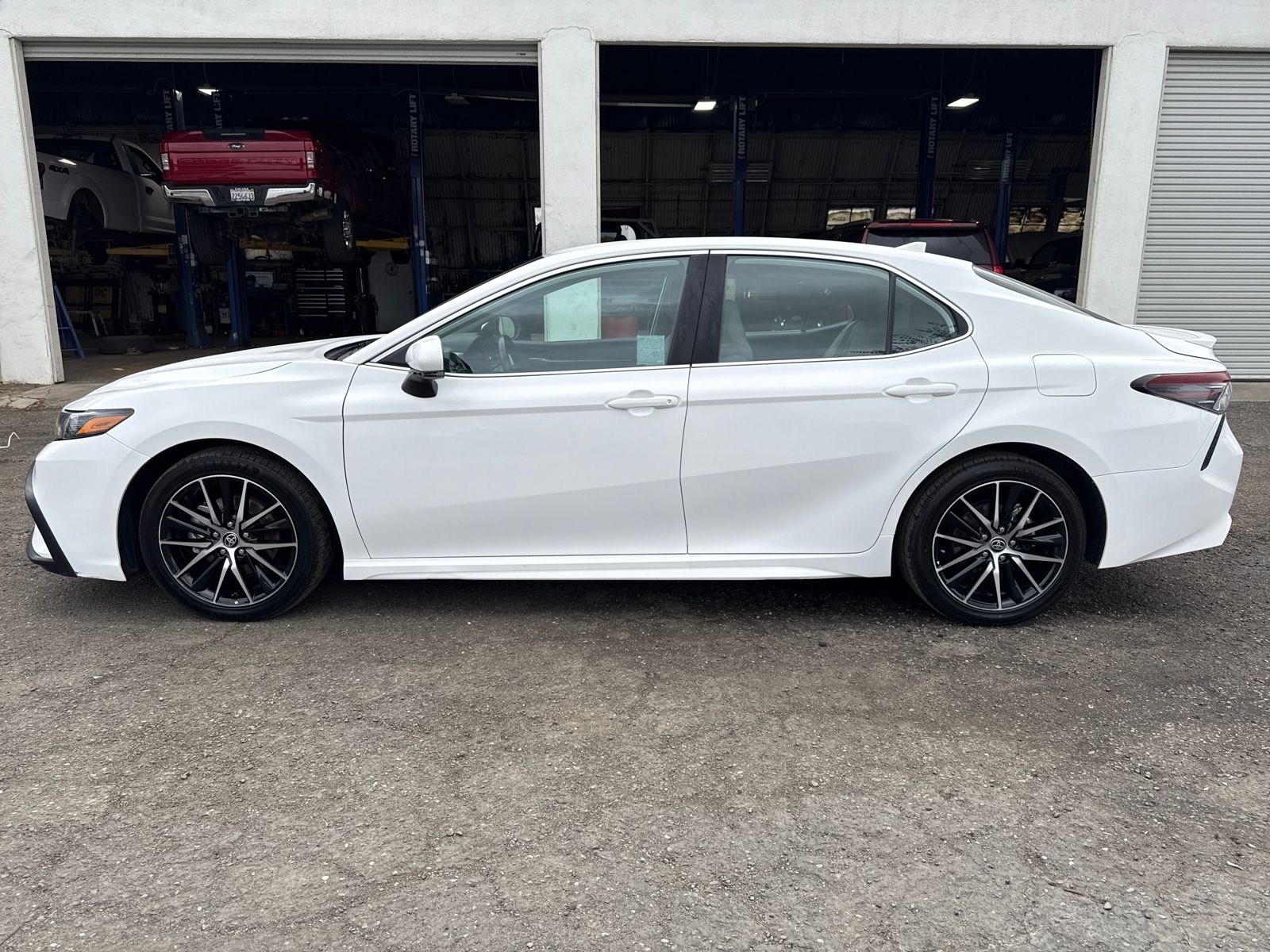 2023 Toyota Camry SE photo 2