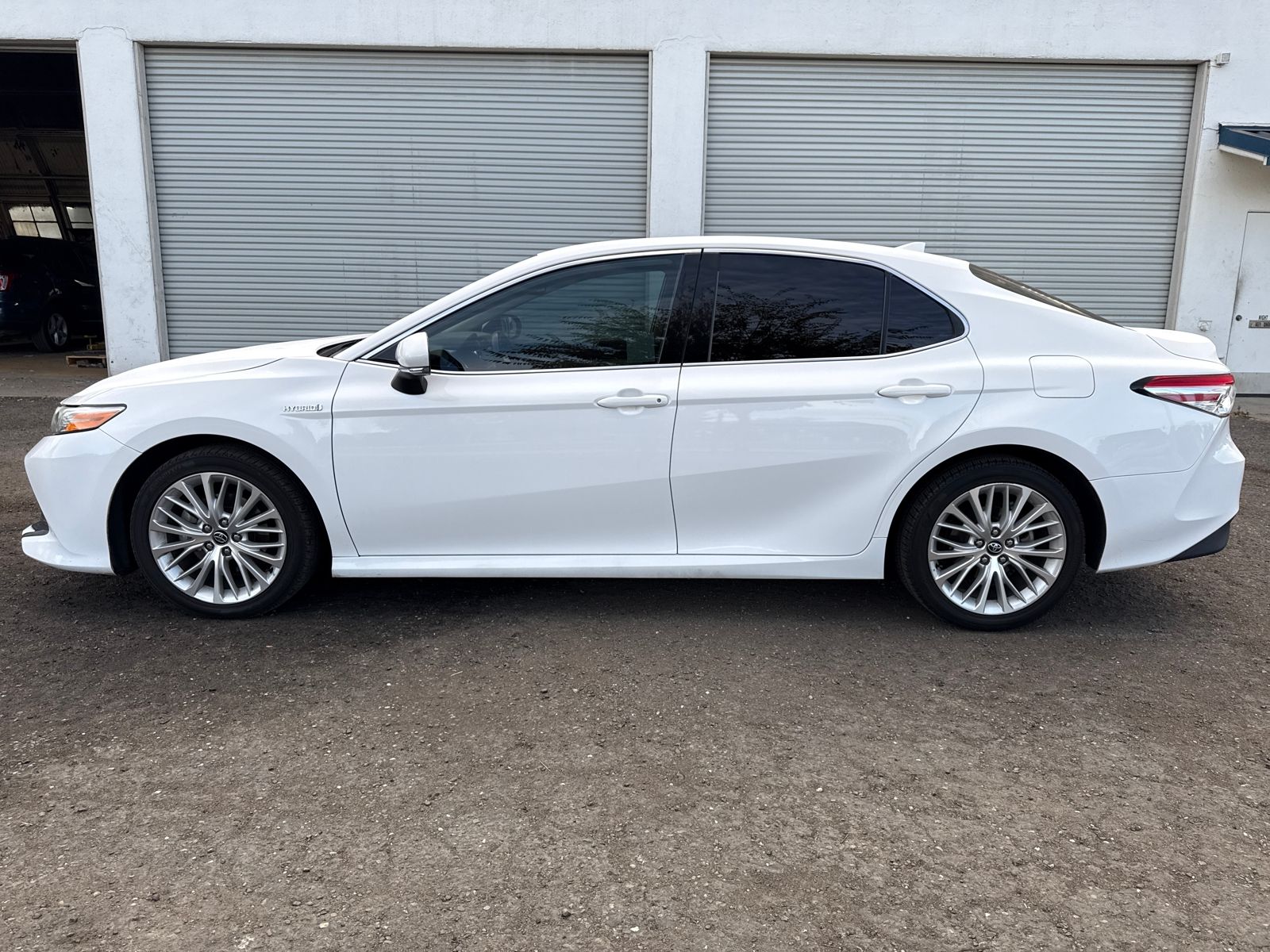 2020 Toyota Camry Hybrid XLE photo 2