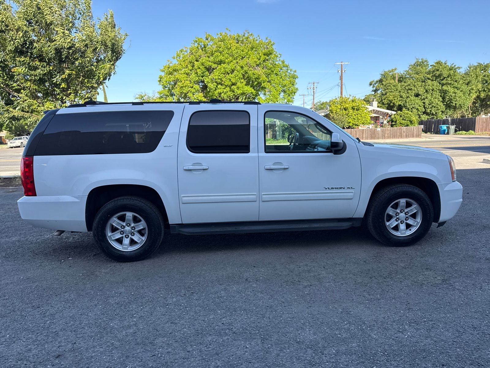 2014 GMC Yukon XL SLT 1500 w/ Leather & 3rd Row Seating photo 4