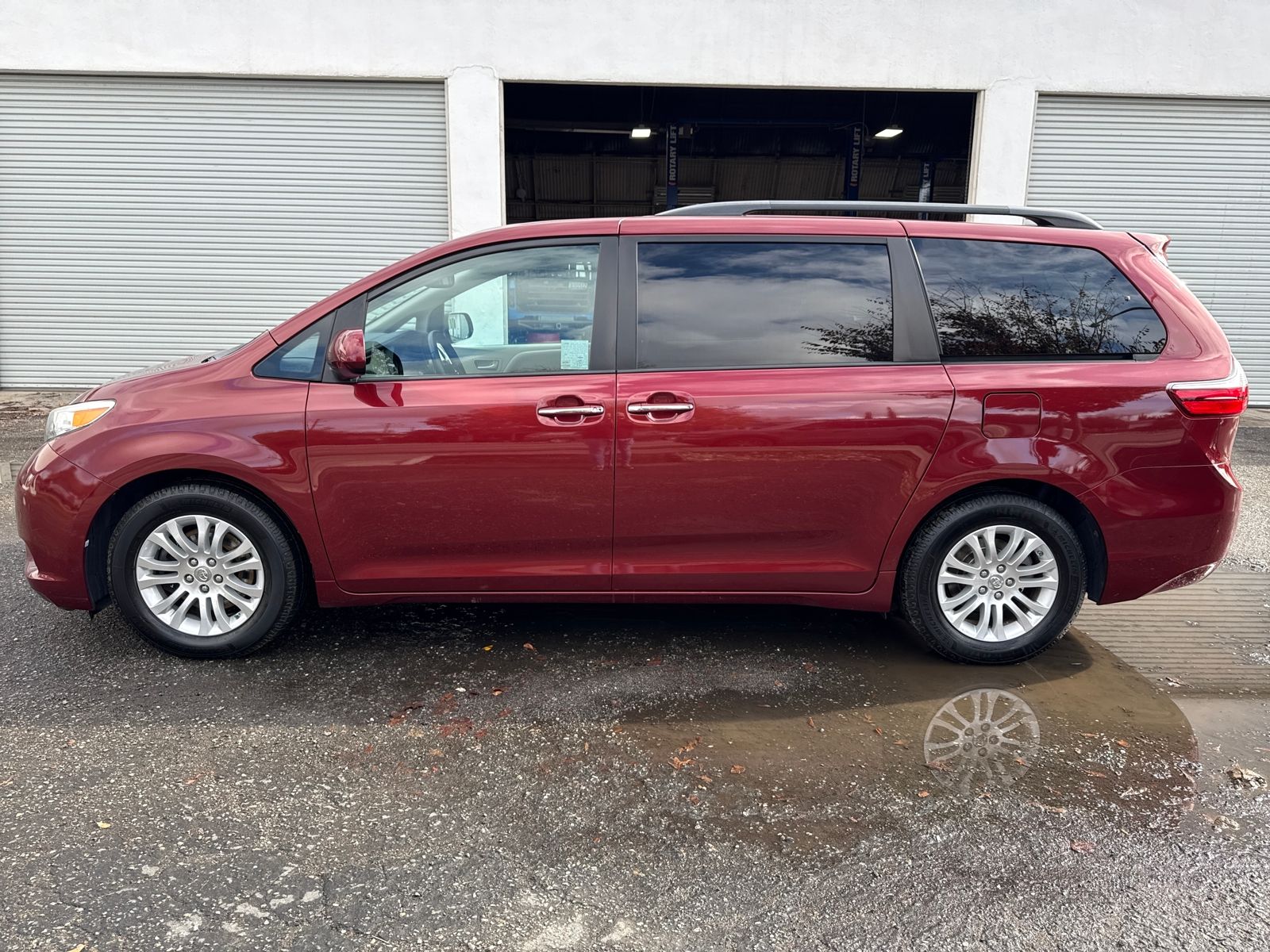 2016 Toyota Sienna XLE photo 2