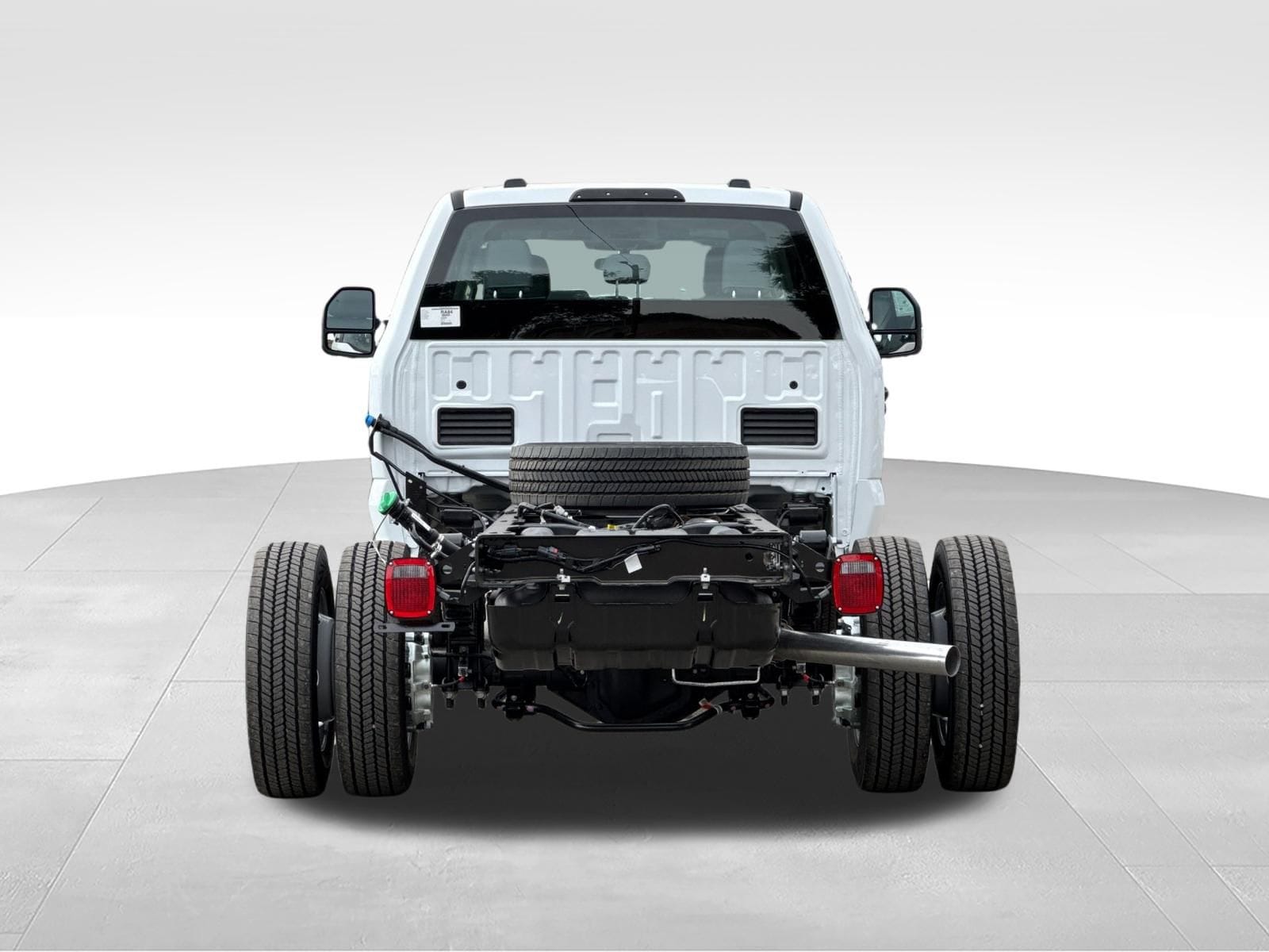 2026 Ford F-550 Super Duty Chassis Cab XLT - Photo 4