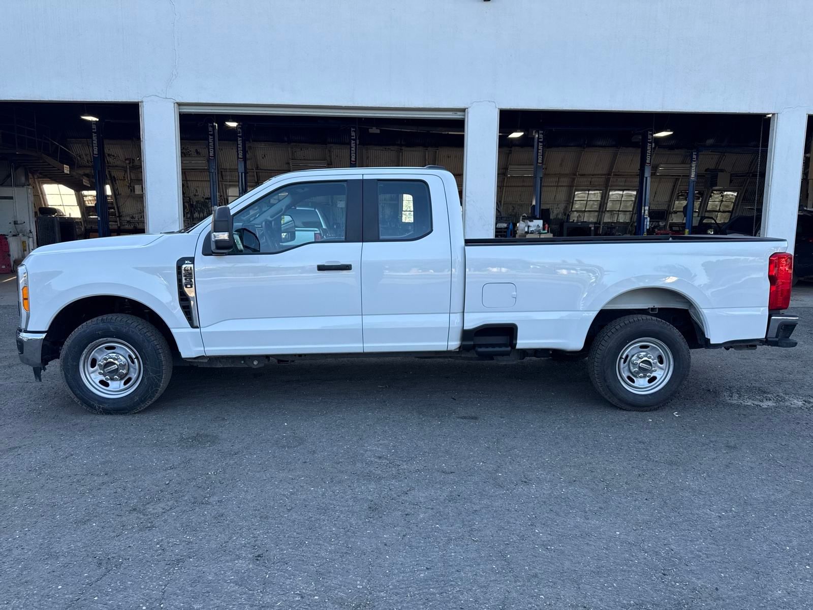 2023 Ford F-250 photo 2