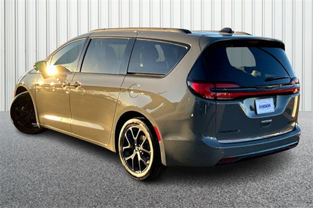 Used 2025 Chrysler Pacifica Limited Van Passenger Van