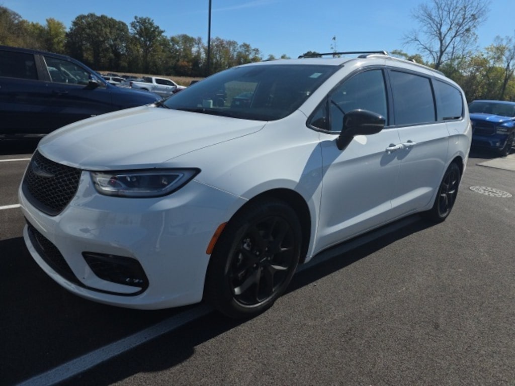 Used 2025 Chrysler Pacifica Limited Van Passenger Van
