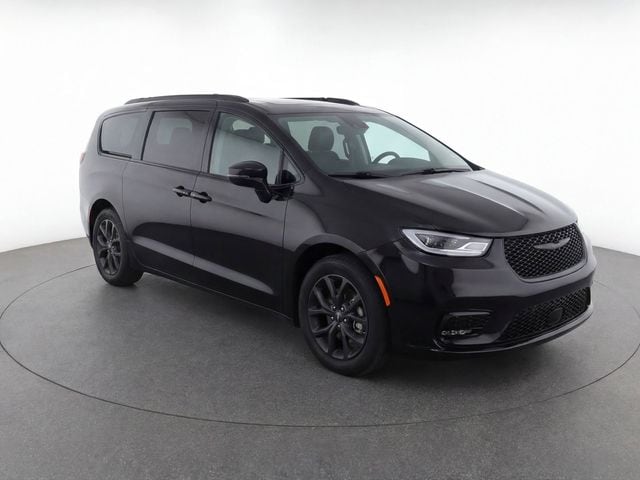 2025 Chrysler Pacifica Limited's photo
