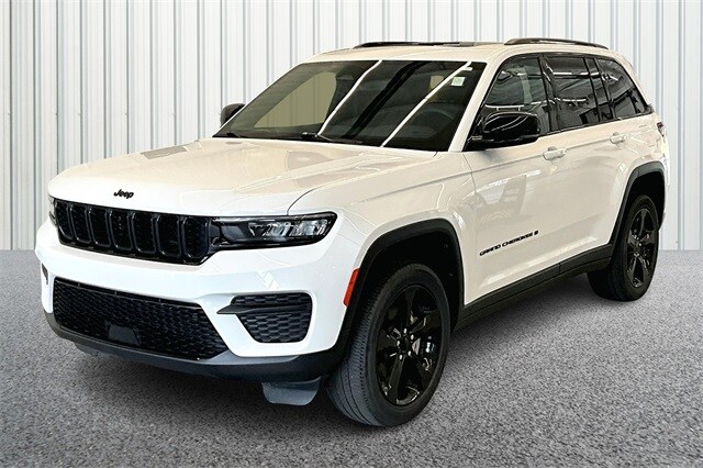 2023 Jeep Grand Cherokee Laredo photo 3