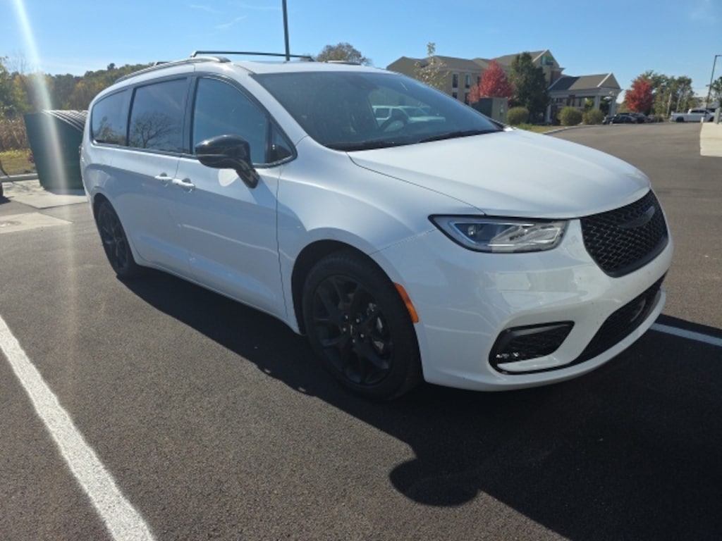Used 2025 Chrysler Pacifica Limited Van Passenger Van