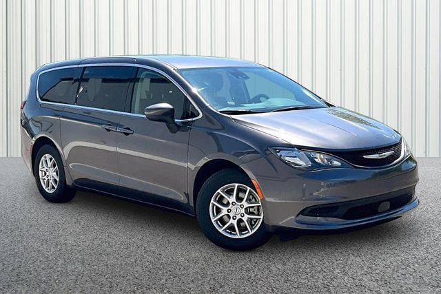 2023 Chrysler Voyager LX's photo