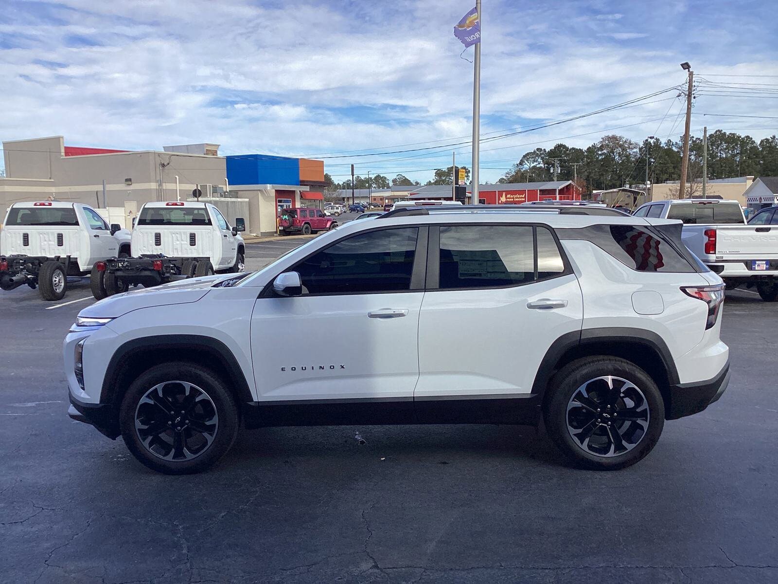 2025 Chevrolet Equinox LT photo 3