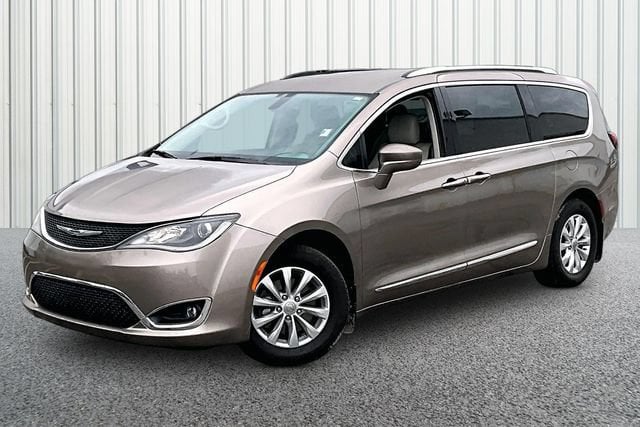 Used 2018 Chrysler Pacifica Touring L with VIN 2C4RC1BG6JR172040 for sale in Martinsville, IN