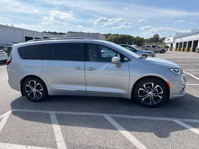 2024 Chrysler Pacifica Pinnacle photo 4