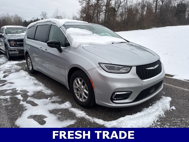 2024 Chrysler Pacifica Touring L's photo