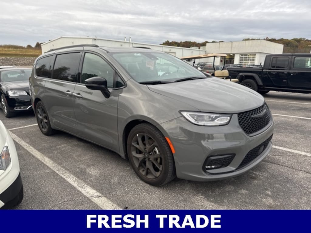 Used 2025 Chrysler Pacifica Limited Van Passenger Van