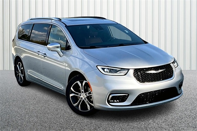 2024 Chrysler Pacifica Pinnacle's photo