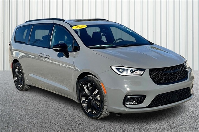 2025 Chrysler Pacifica Limited's photo