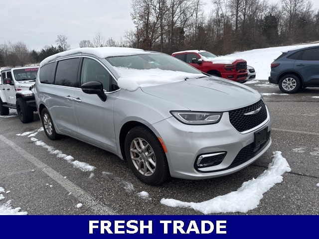 2024 Chrysler Pacifica Touring L's photo