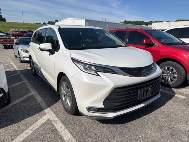 2022 Toyota Sienna Limited 7-Passenger Hybrid AWD's photo