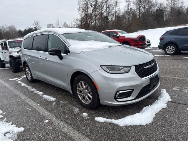 2024 Chrysler Pacifica Touring L's photo