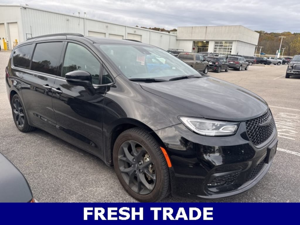 Used 2025 Chrysler Pacifica Limited Van Passenger Van