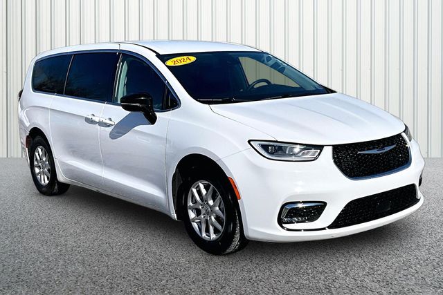 2024 Chrysler Pacifica Touring L's photo
