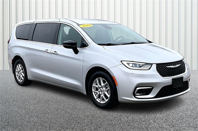 2024 Chrysler Pacifica Touring L's photo