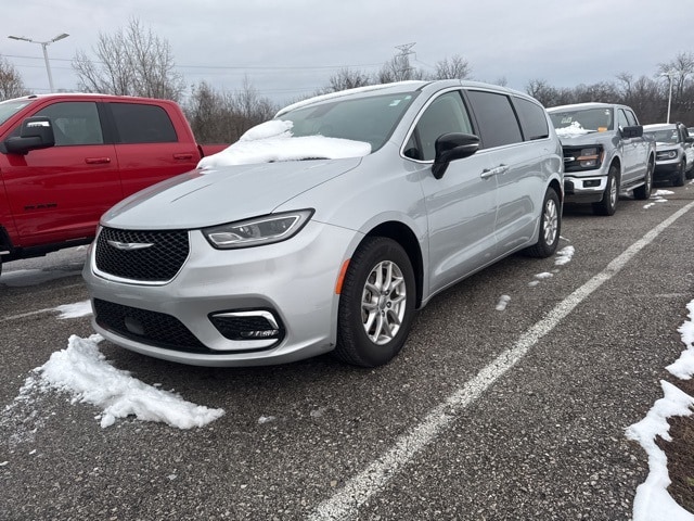2024 Chrysler Pacifica Touring L's photo