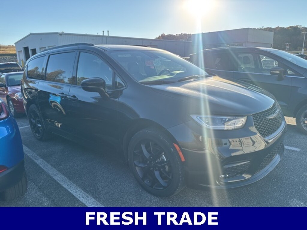 Used 2025 Chrysler Pacifica Limited Van Passenger Van