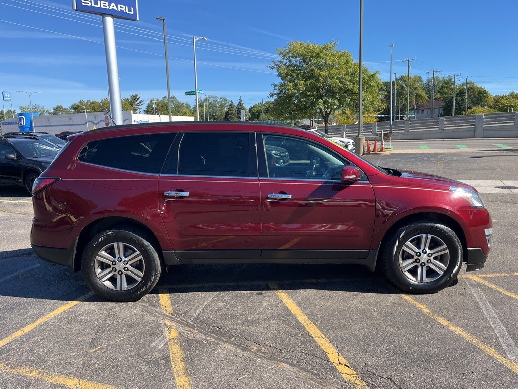 2017 Chevrolet Traverse 2LT photo 4