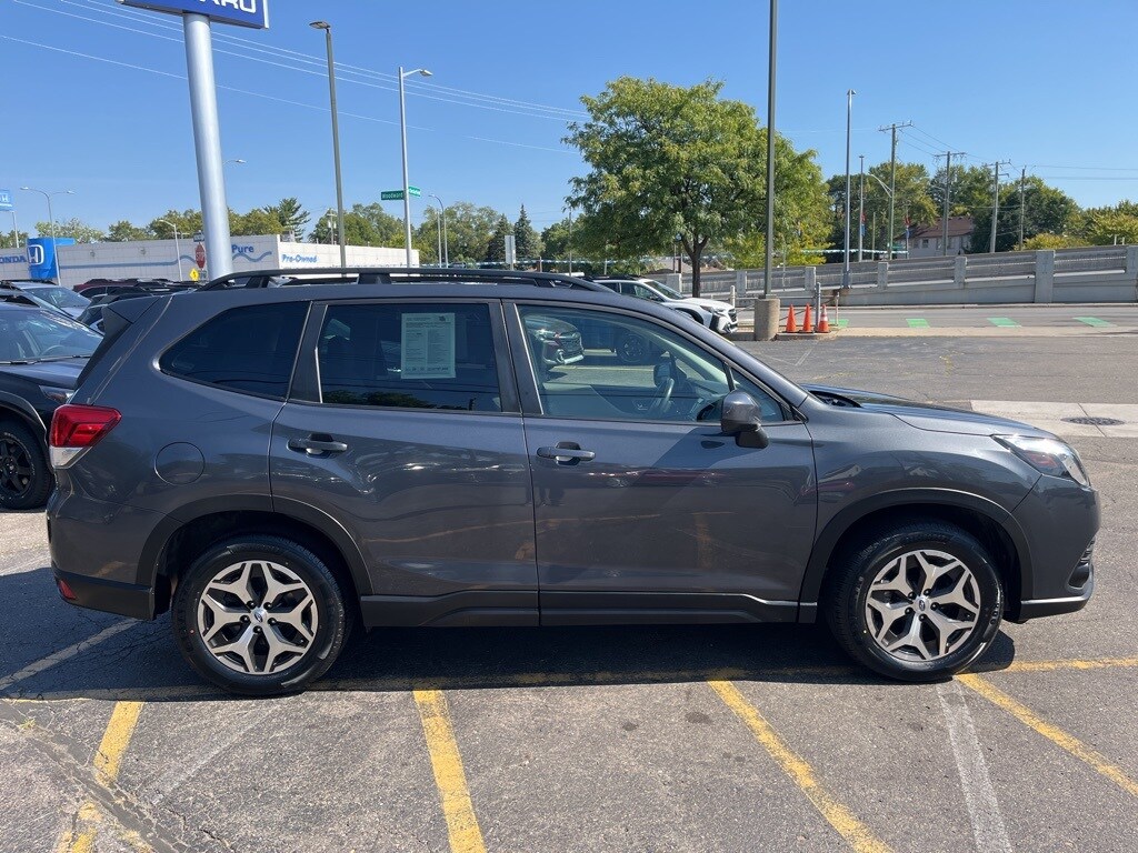 2022 Subaru Forester Premium photo 4