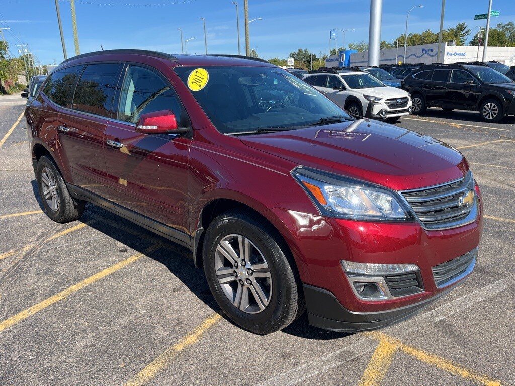 2017 Chevrolet Traverse 2LT photo 3