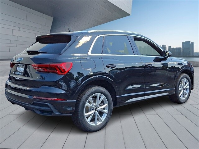 2025 Audi Q3 45 TFSI S line Premium photo 4